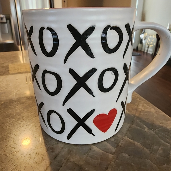 XOXO  14 oz. Mug - perfect for that special  person. Excellent shape - Picture 6 of 8